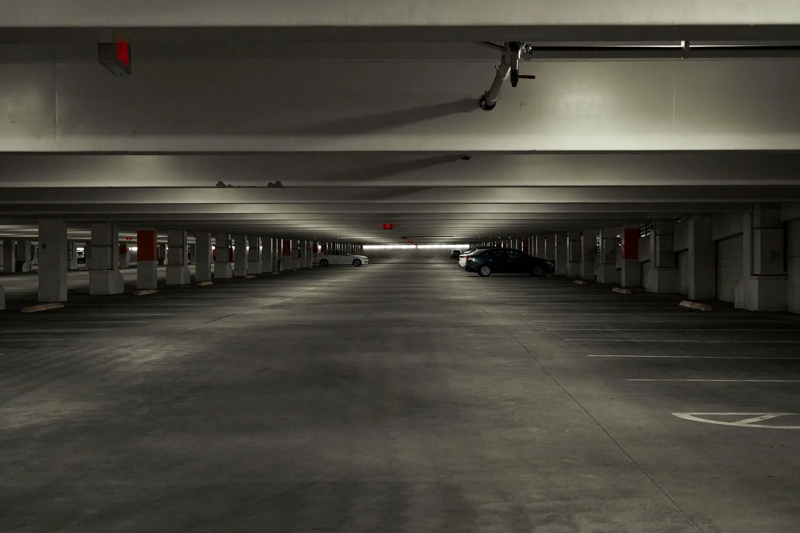 Estacionamiento y acceso